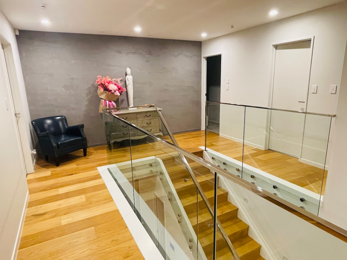 Luxurious master ensuite in modern house-Takapuna