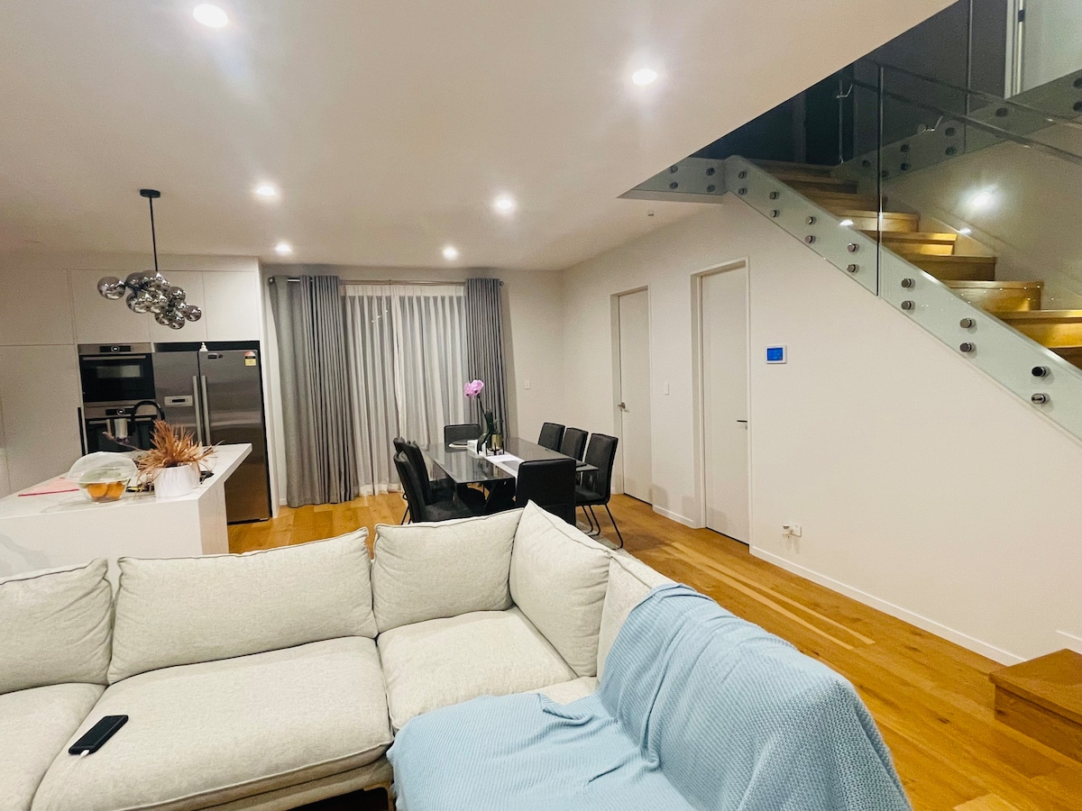 Luxurious master ensuite in modern house-Takapuna