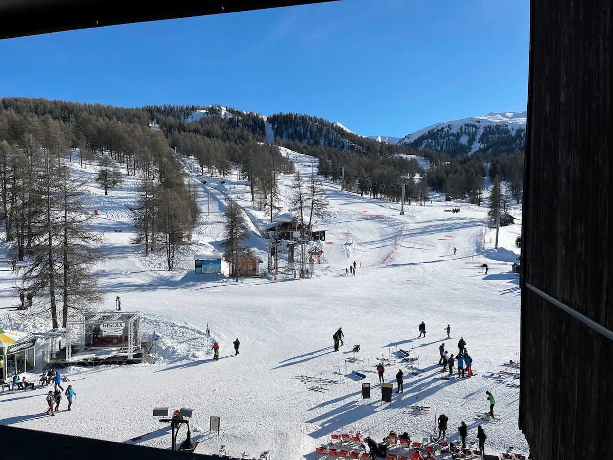 En face et au pied des pistes