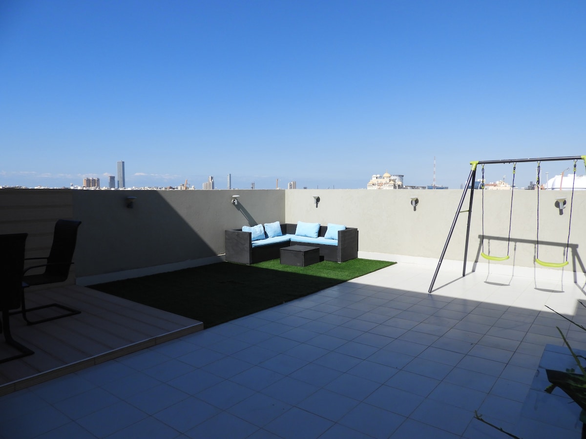 Rooftop Spacious 2 bedroom with Private Roof