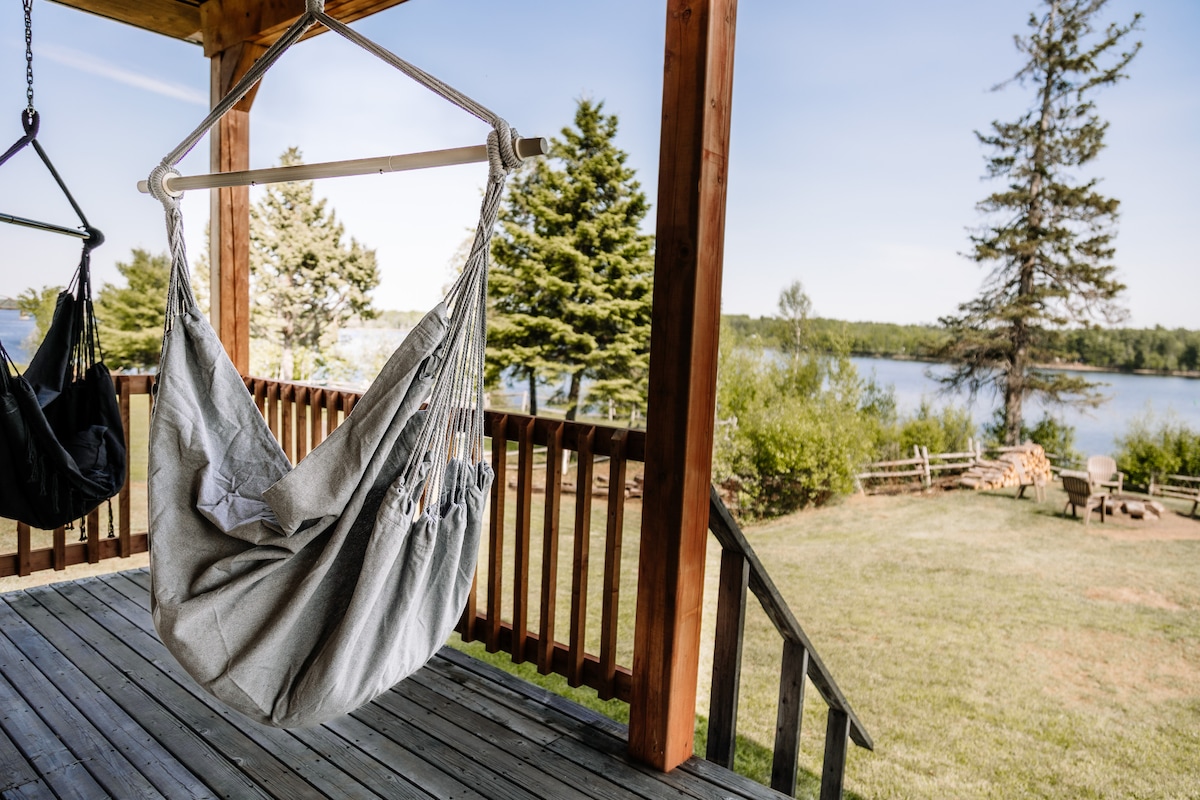 Cozy Riverfront Log Cabin Close to Town