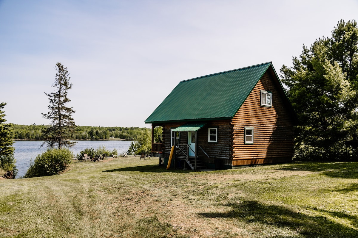 Cozy Riverfront Log Cabin Close to Town
