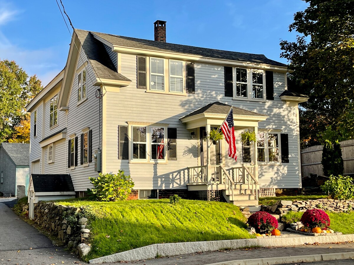 Cozy updated colonial, 5 minute walk to town!