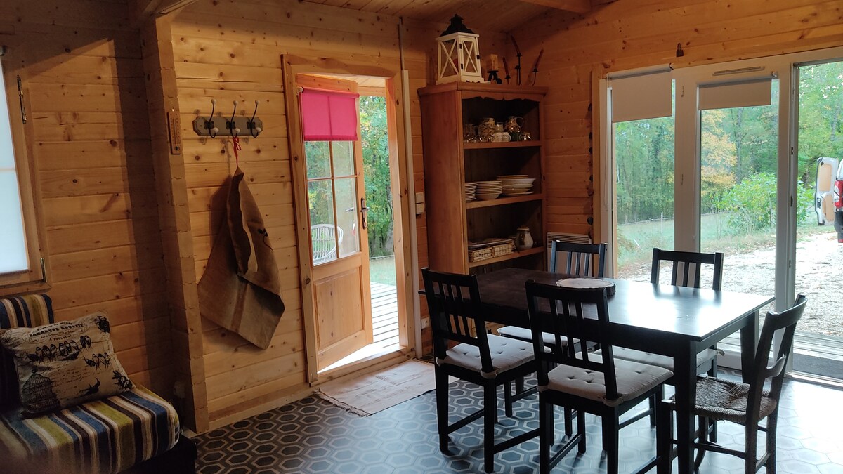 Chalet de campagne dans les bois