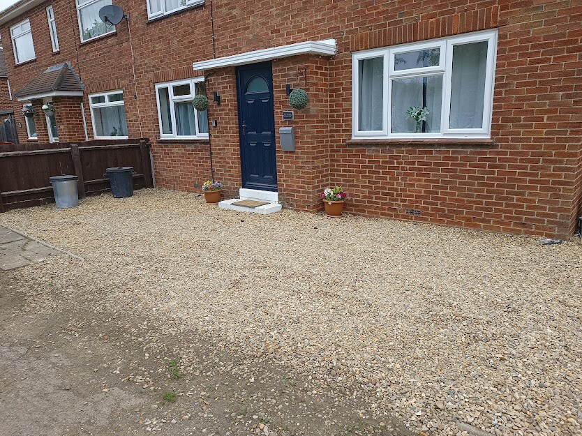 3/4 bed secure dog friendly garden & good parking