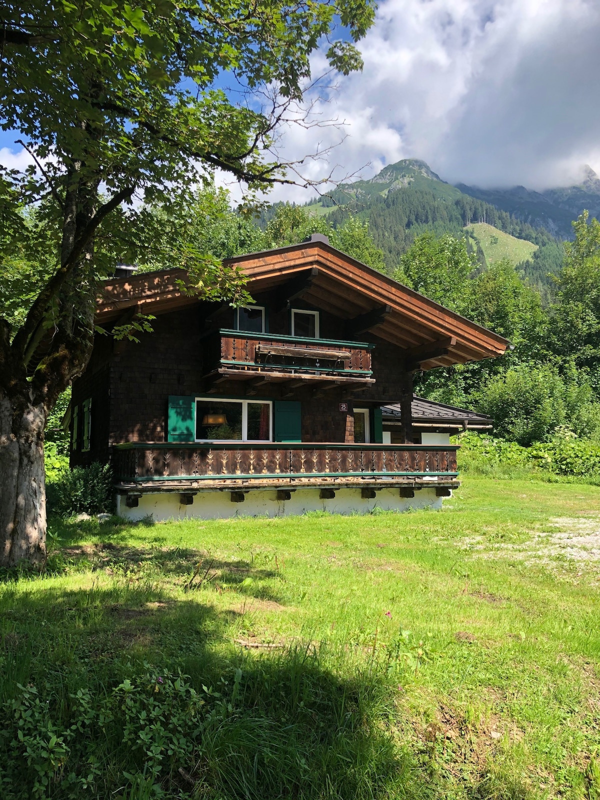 Traumhafte Imkerhütte mit malerischem Talblick