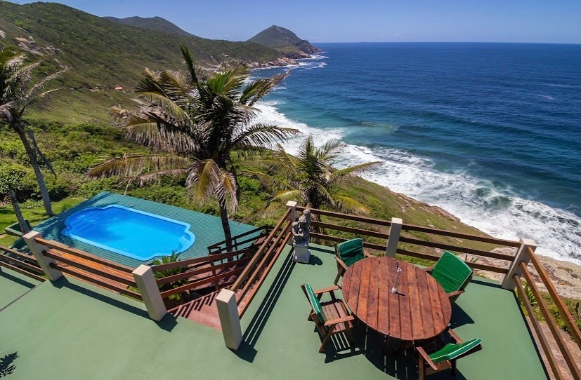 Vista panorâmica do mar, piscina e praia única!