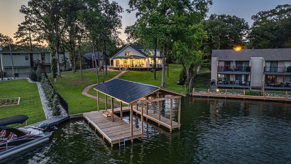 Lake Hamilton Waterfront Modern Farmhouse w/HotTub