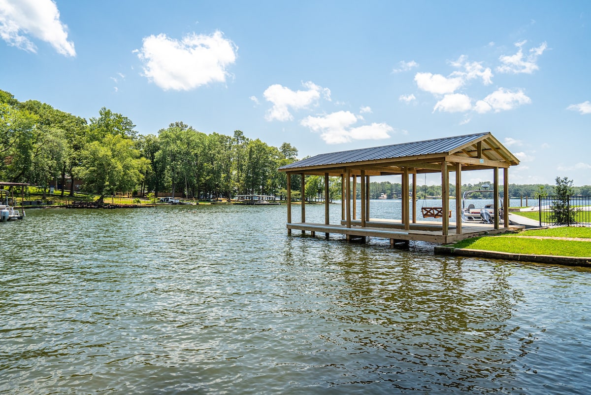 Lake Hamilton Waterfront Modern Farmhouse w/HotTub