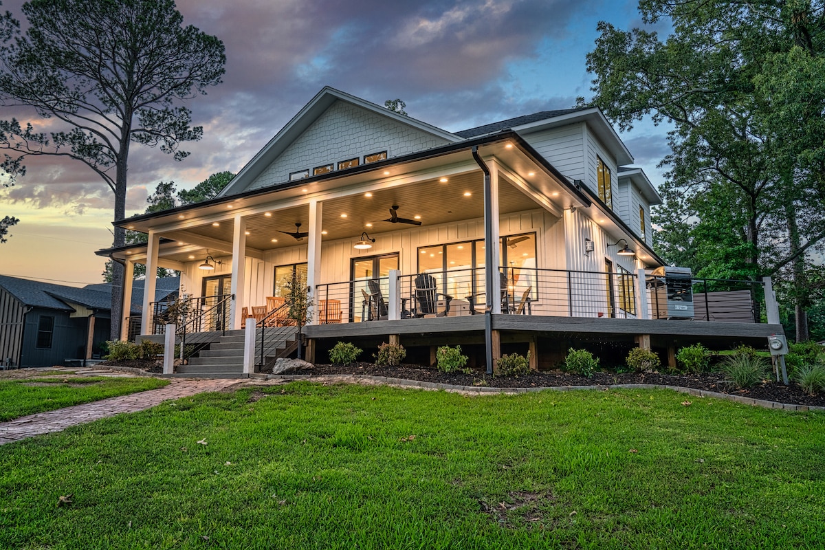 Lake Hamilton Waterfront Modern Farmhouse w/HotTub