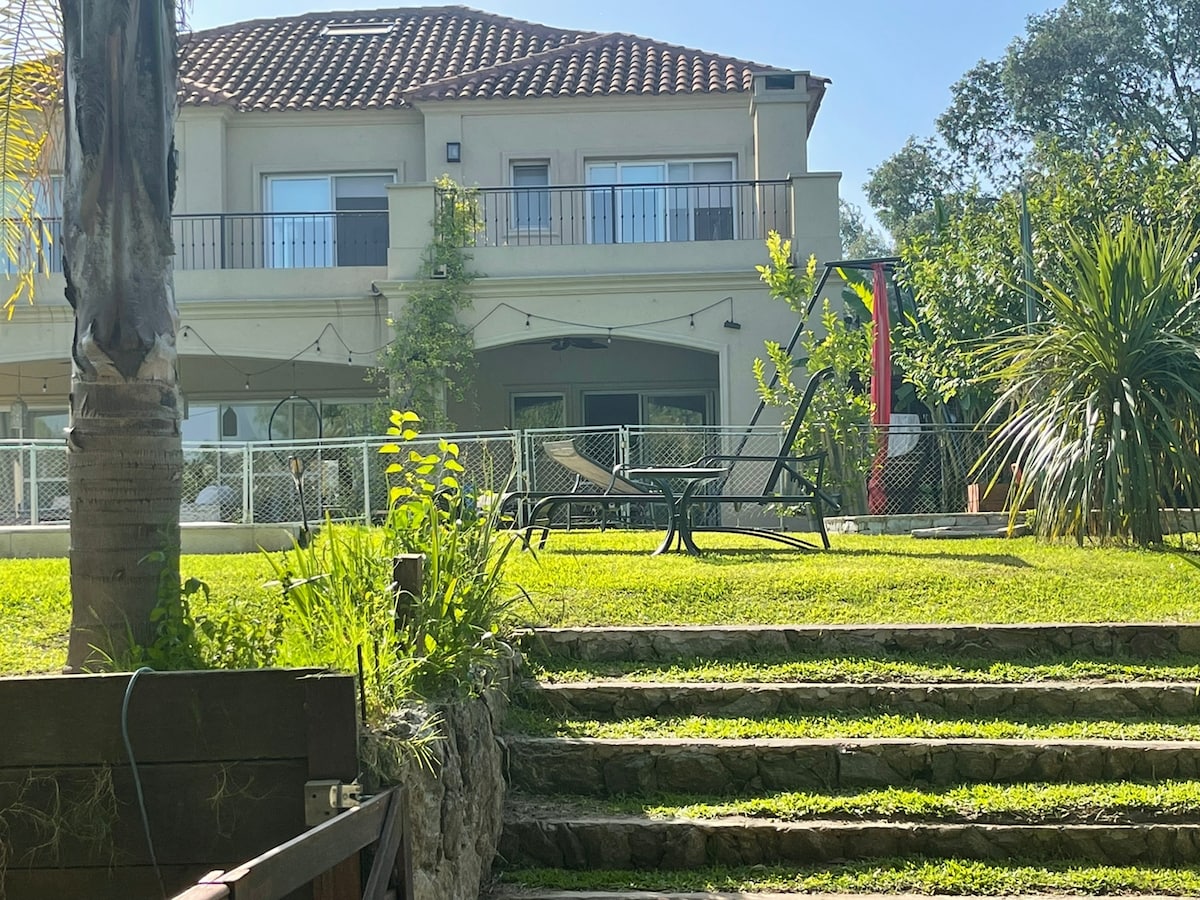 Casa soñada sobre el rio Delta en Barrio Privado