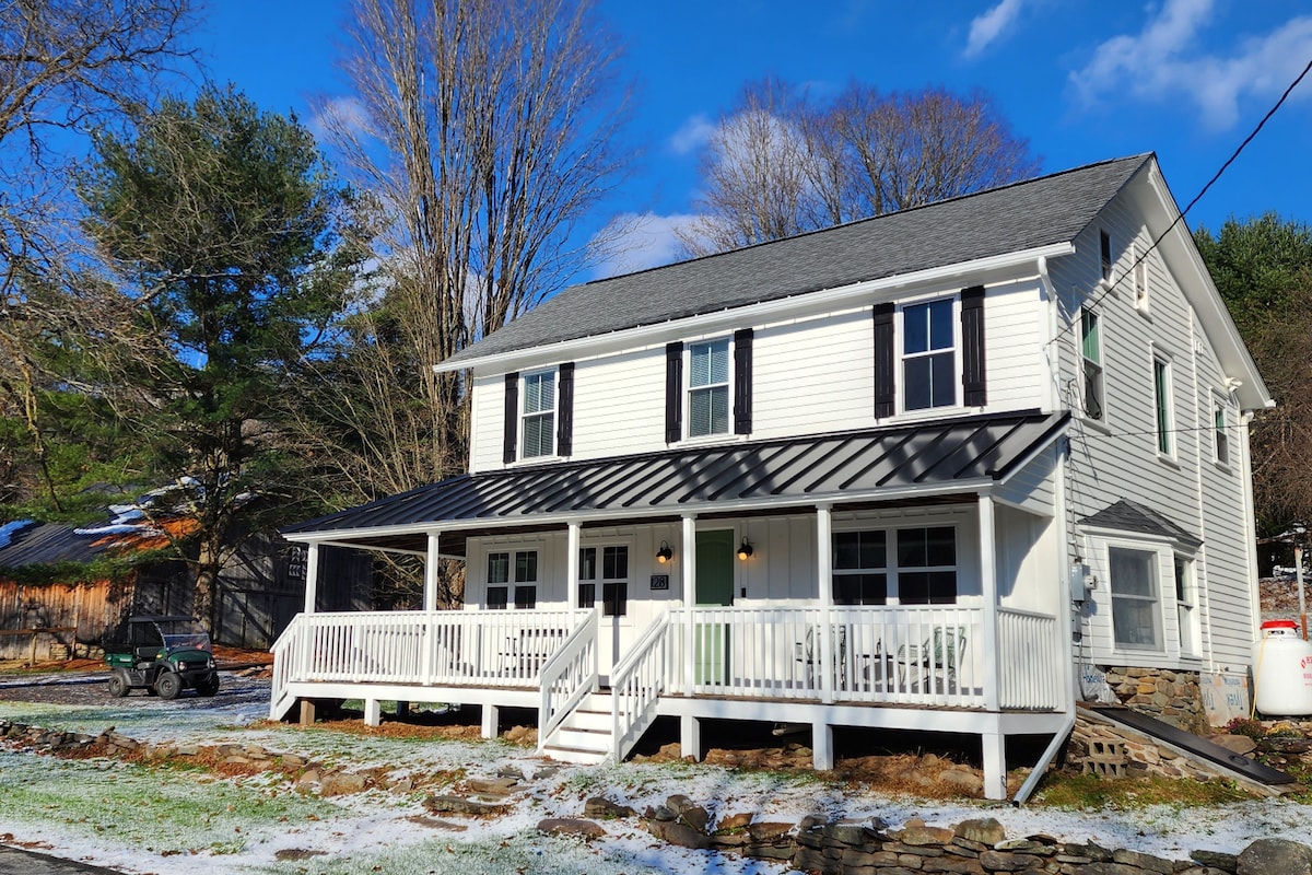 Pocono Farmhouse - Fully Renovated 1881 Home