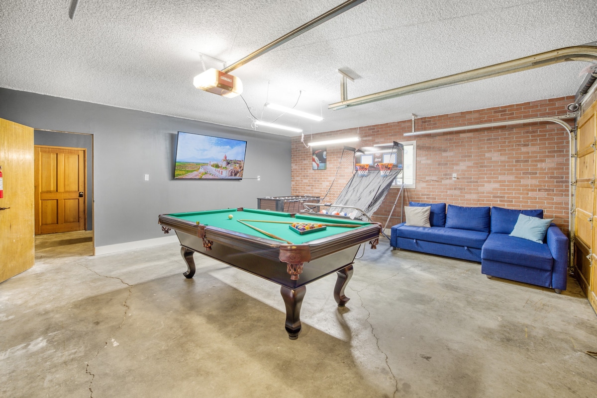 7 Bedrooms, Hot tub, Game room, Poker room, BBQ