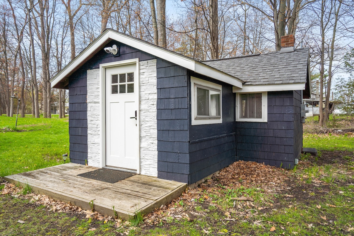 Little Blue-Reno'd Caseville Tiny Home-Turnip Rock