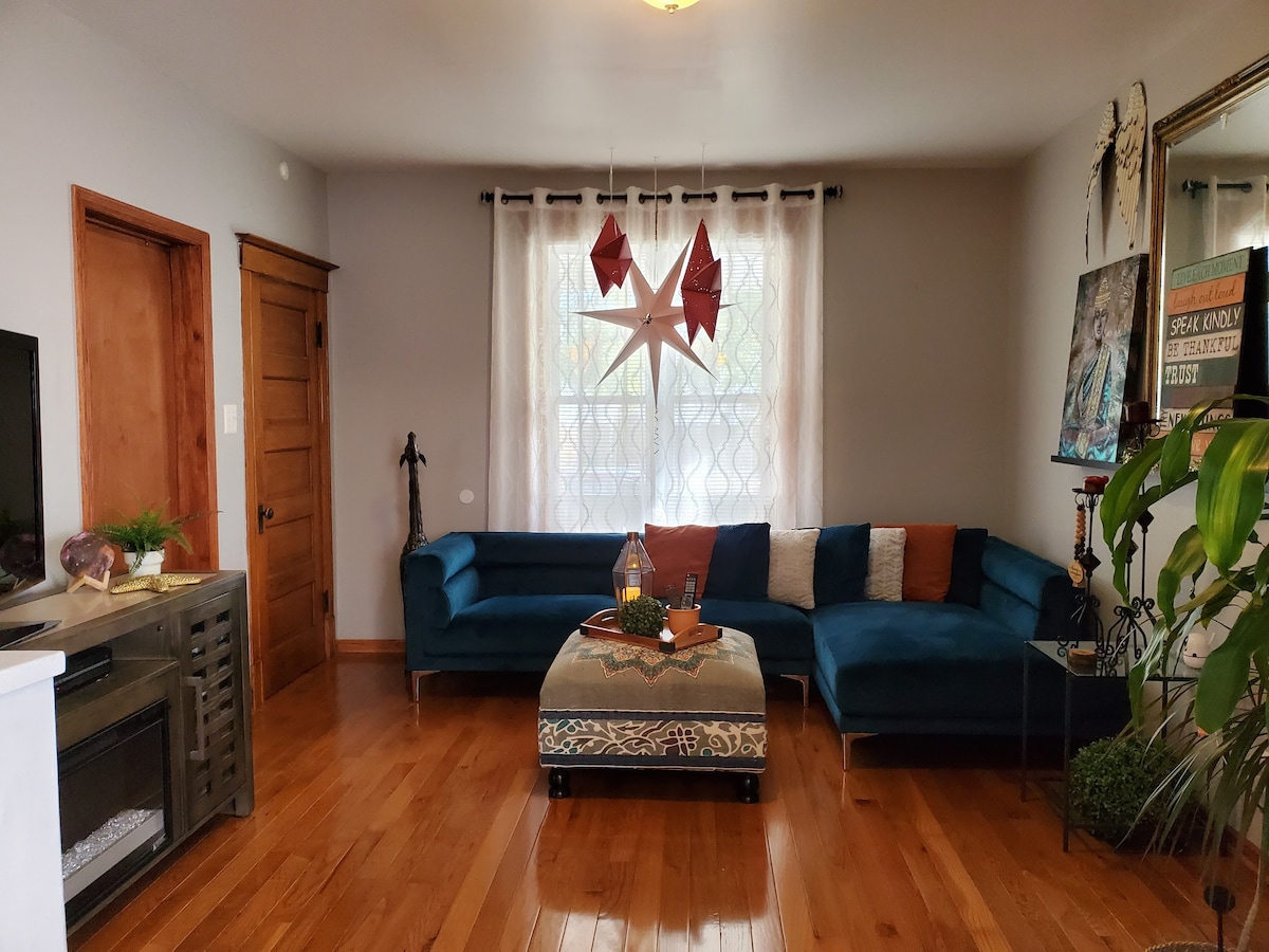 Beautiful Home+Chicago Suburbs+ FREE Parking (RVs)