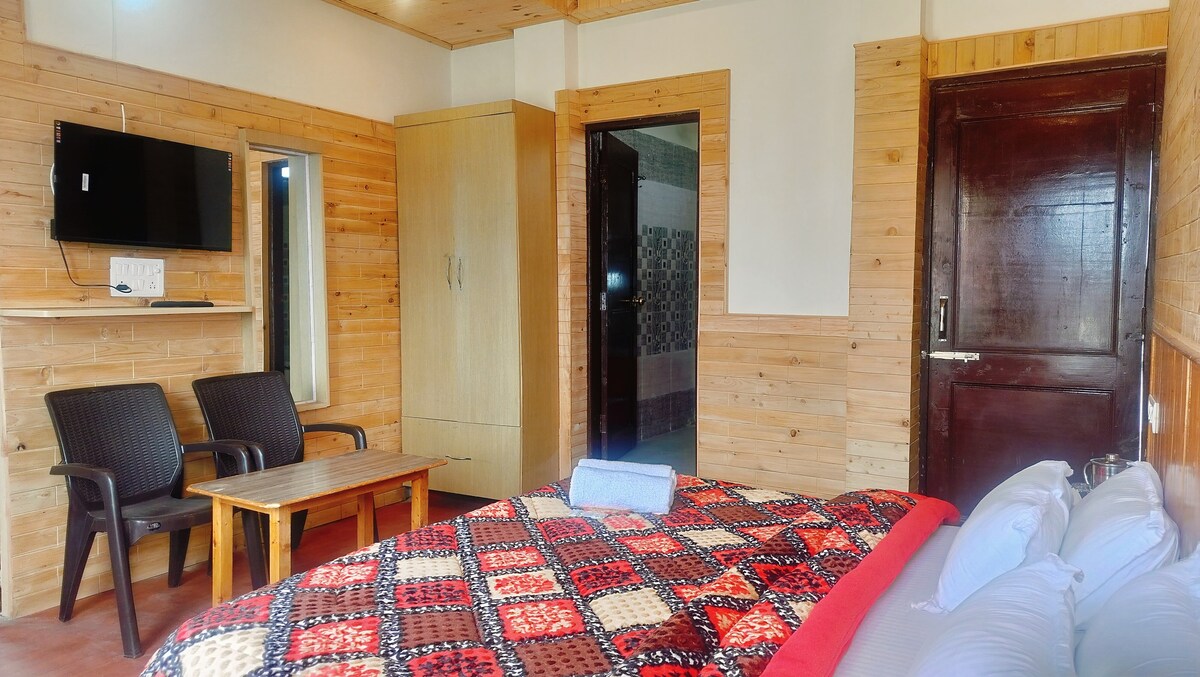 AayanshGuestHouse Wooden Suite With Breakfast