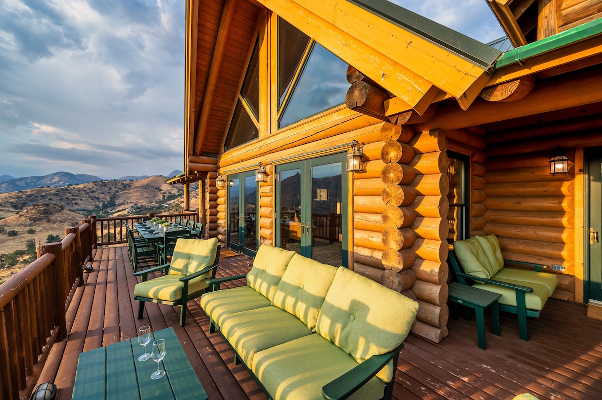 Spectacular Views 150 Acres Log Cabin 4 King Beds