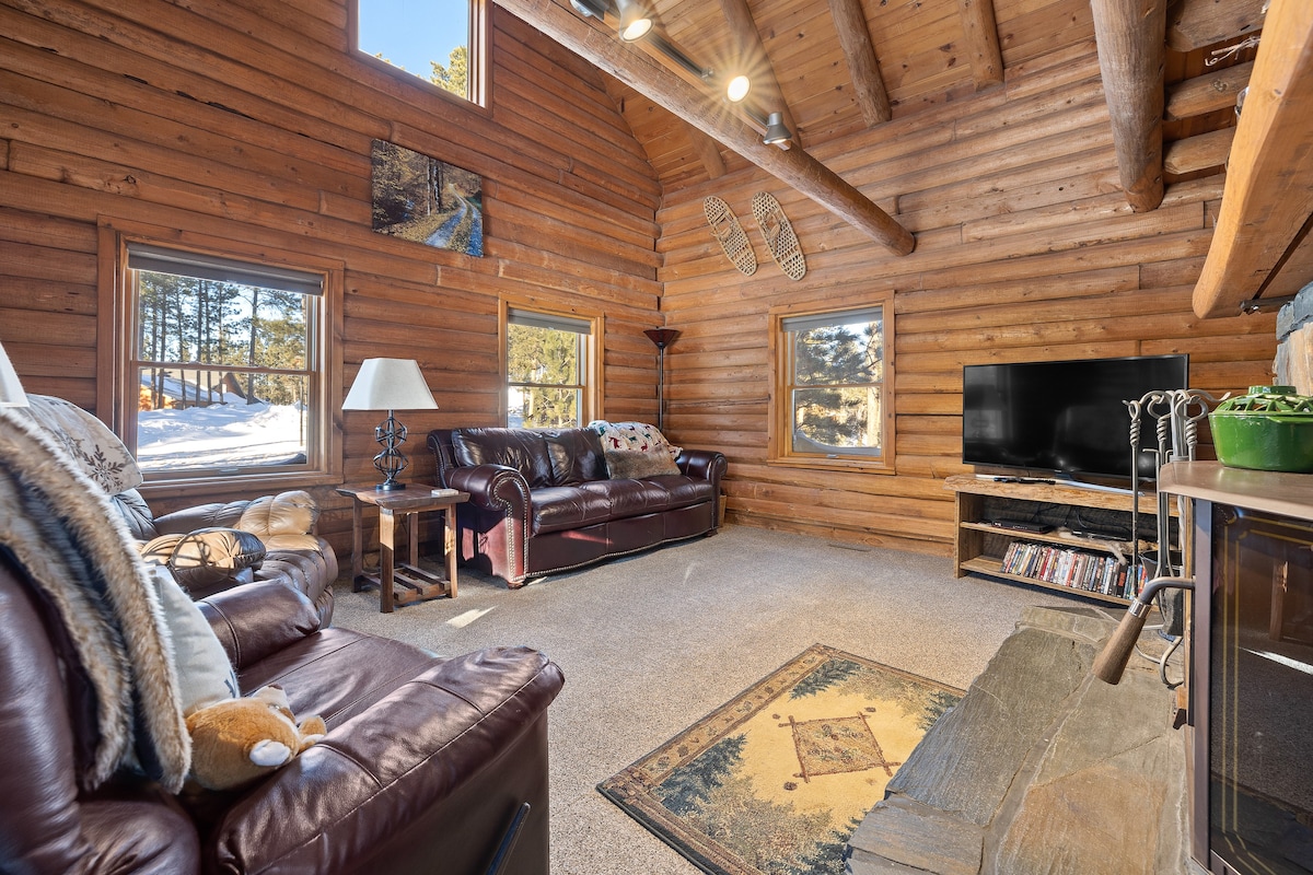 Log Cabin with Hot Tub!