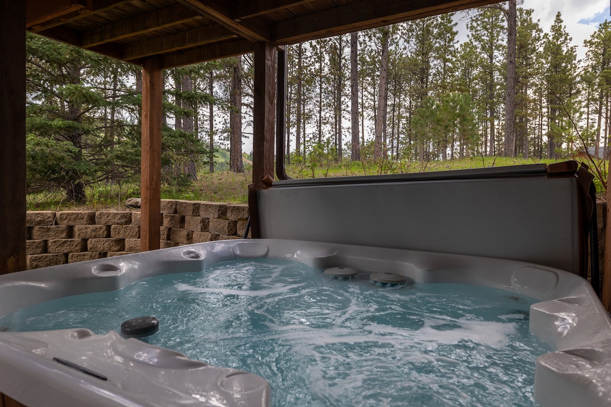 Log Cabin with Hot Tub!