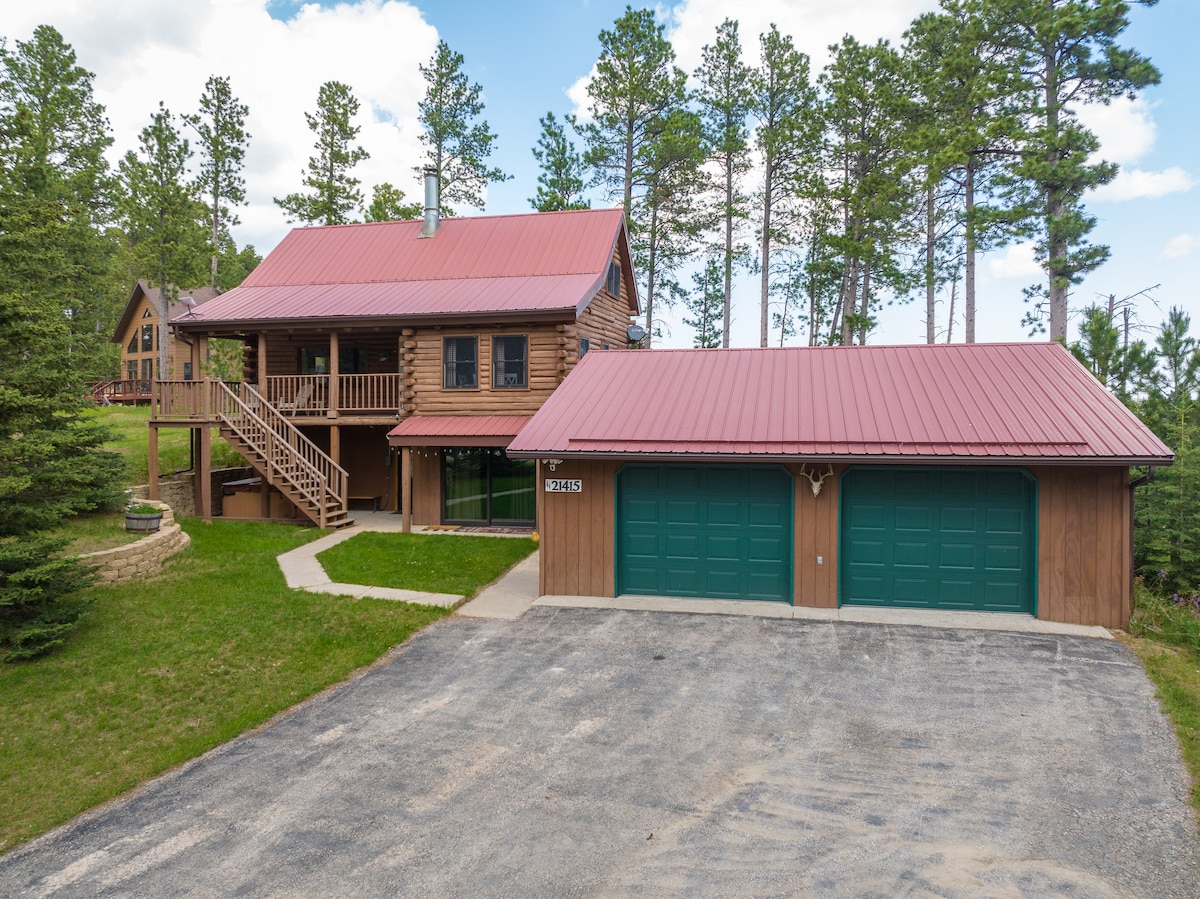 Log Cabin with Hot Tub!