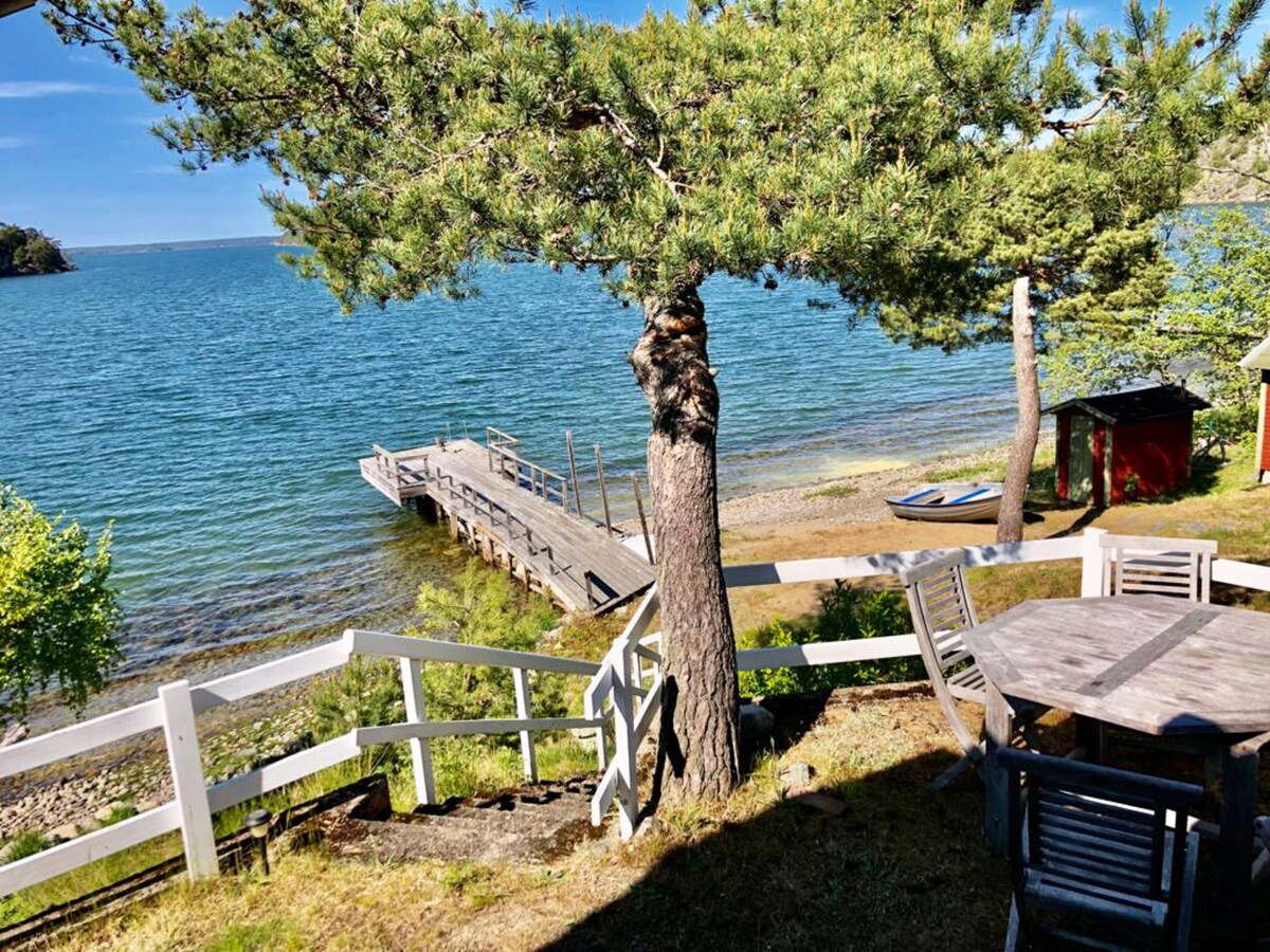 House by the sea with pool and sauna, near Nynäsha