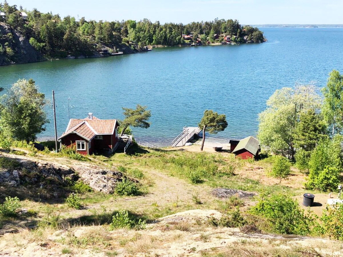 House by the sea with pool and sauna, near Nynäsha