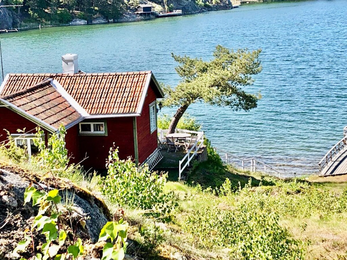 House by the sea with pool and sauna, near Nynäsha