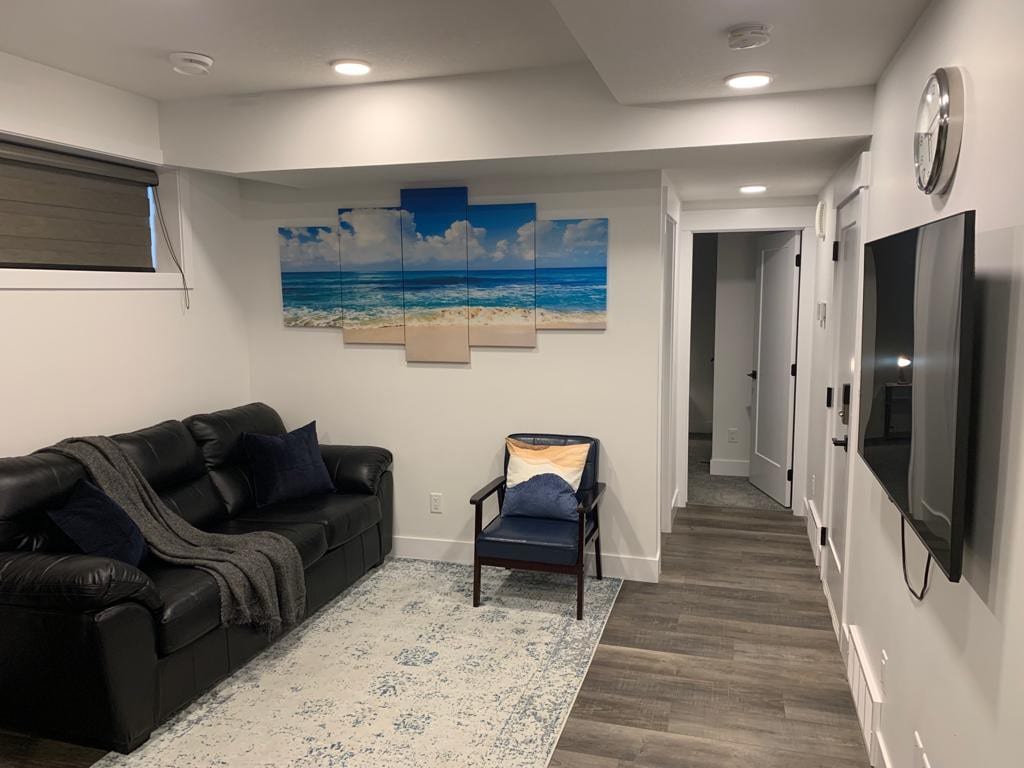 Modern 2 bed basement suite with Wifi and Netflix