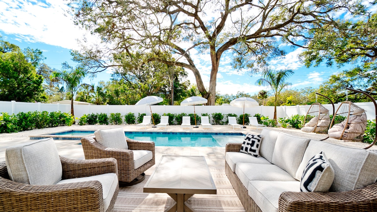 Tropical Terrace Hot Tub & Pool