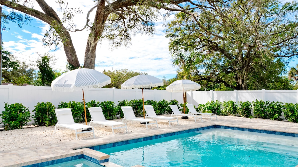 Tropical Terrace Hot Tub & Pool