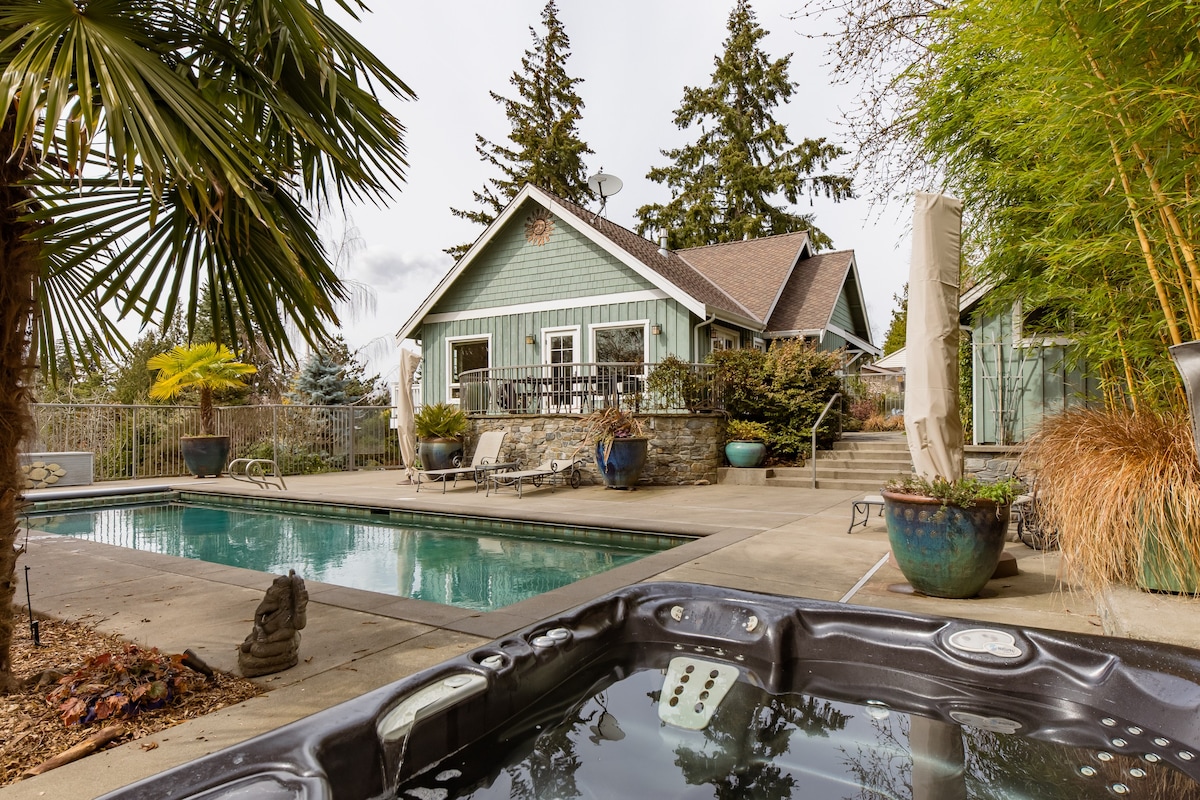 Poolside garden retreat, suite w/ hot tub, theater