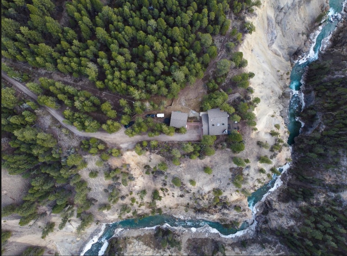 Cliff side Cabin near Panorama