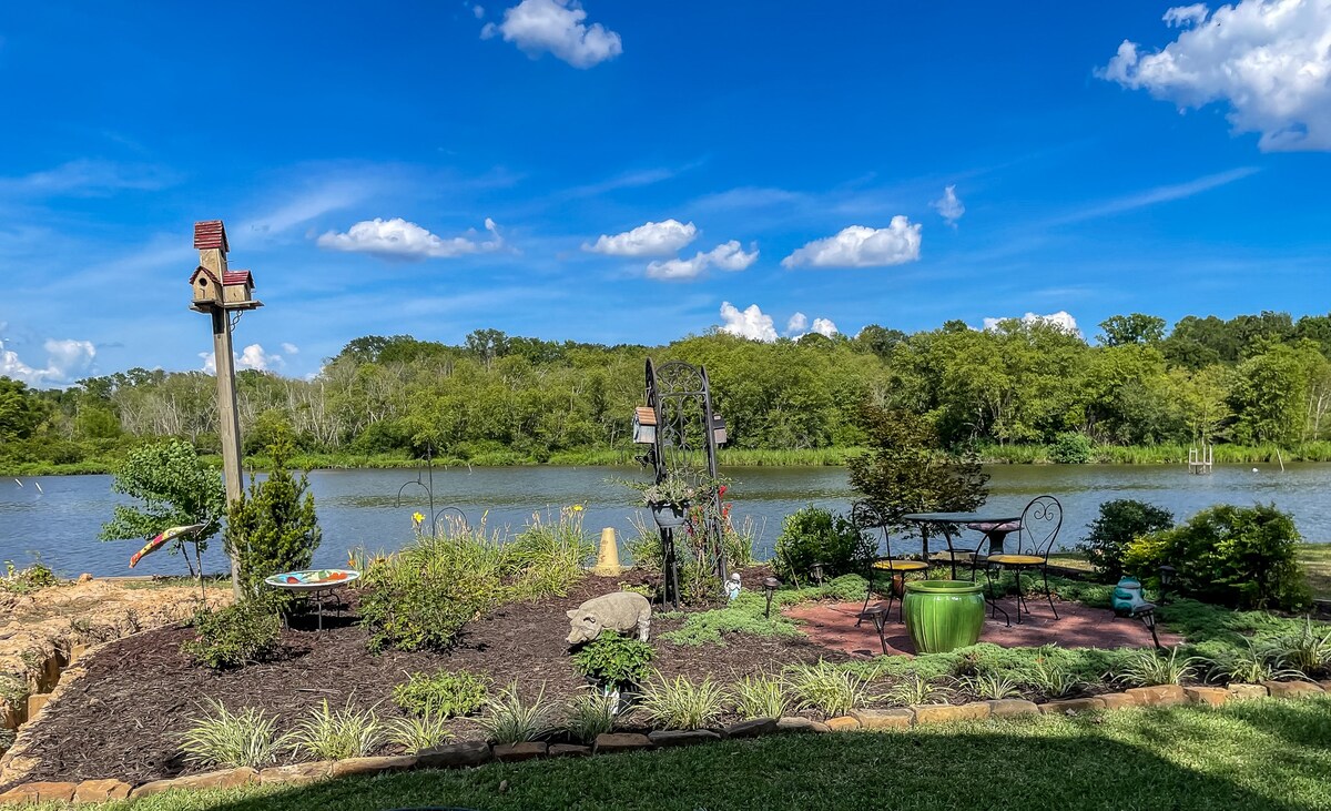 Lakefront Family Retreat