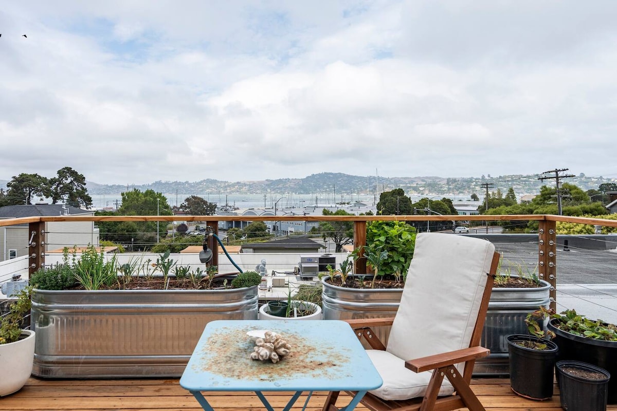 Jacuzzi Tub and Private Garden. Minutes from SF!