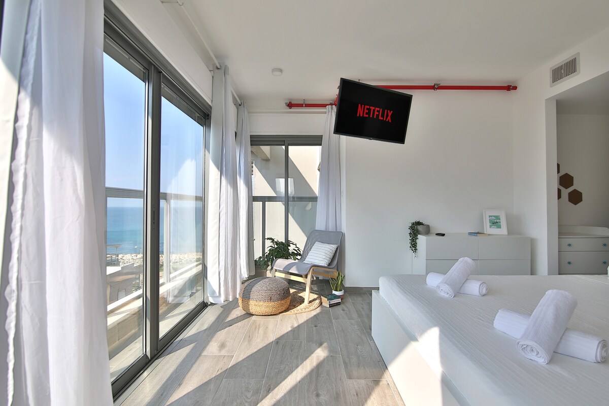 全新海滨公寓，距离Bat-Galim海滩仅几步之遥！
