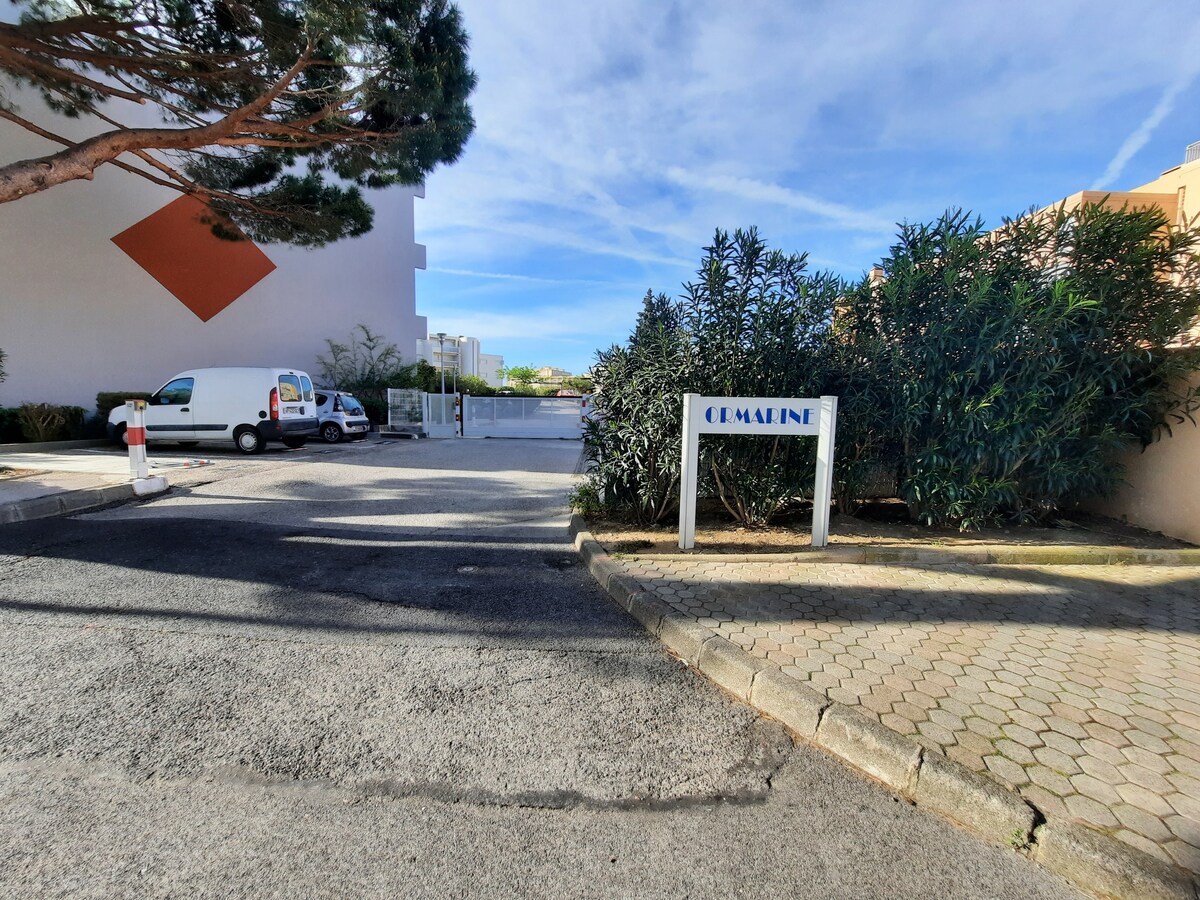 Studio avec rez-de-jardin proche centre et plage.