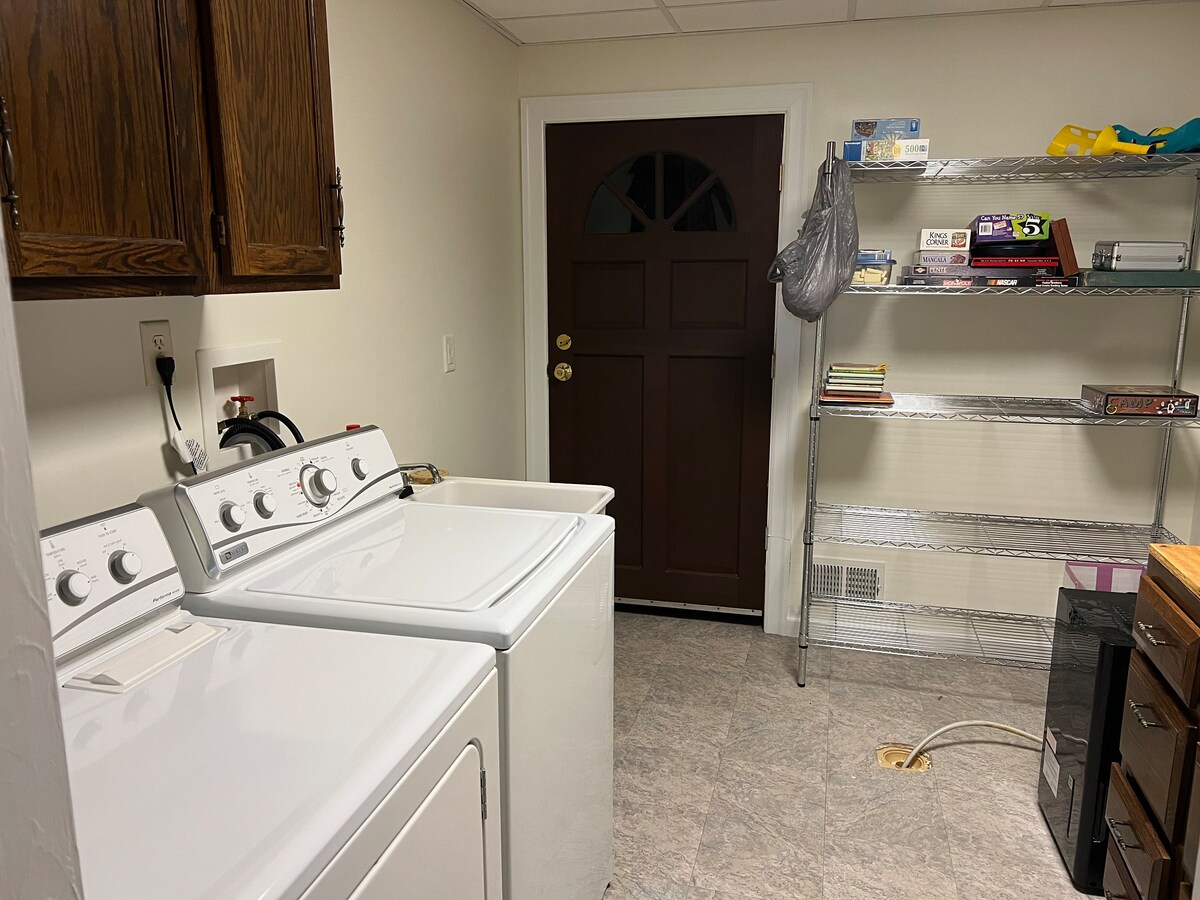 2 Bedroom home near the lake, college + downtown