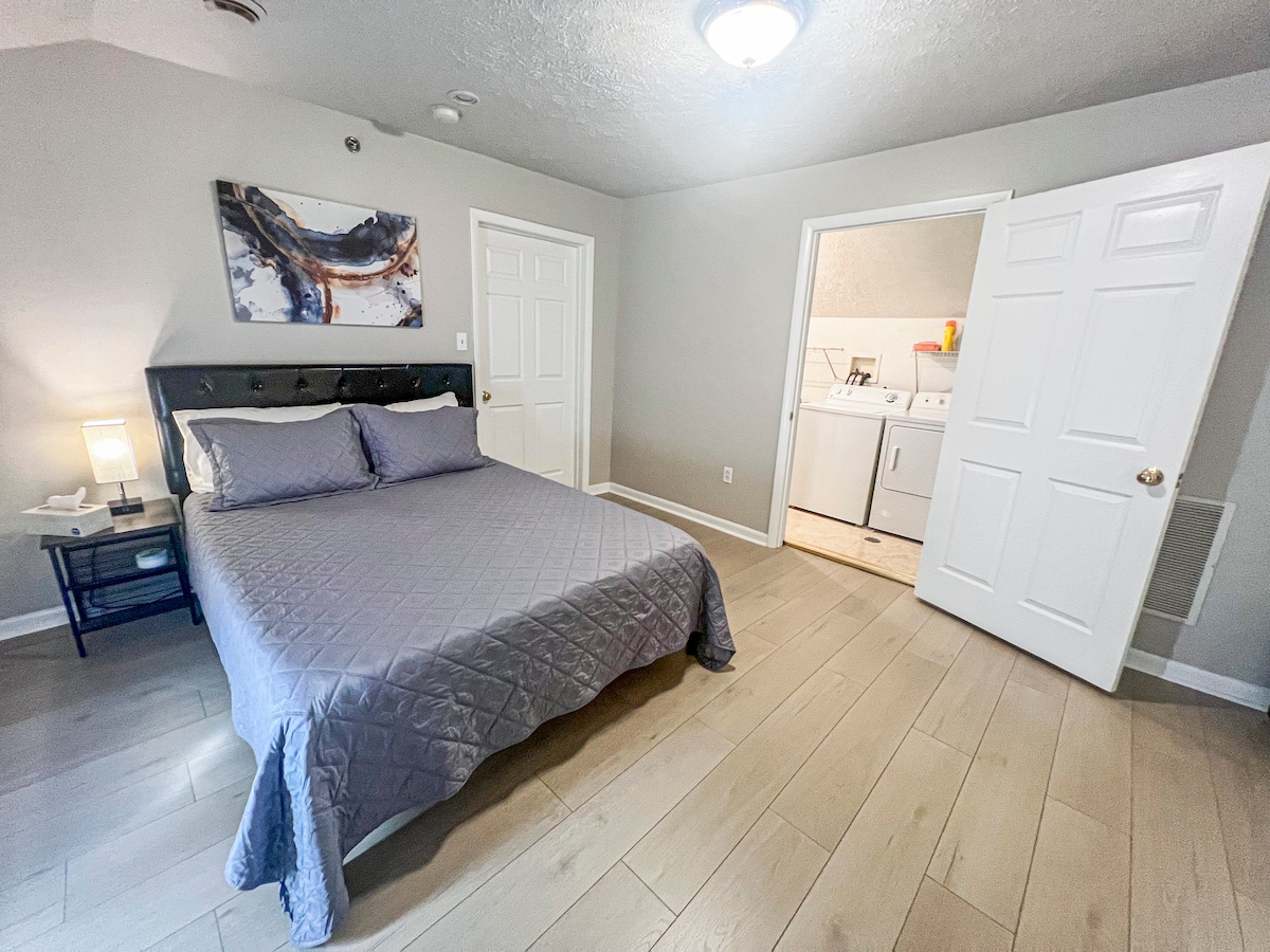 PRIME location w/Great Wifi and Free Parking!