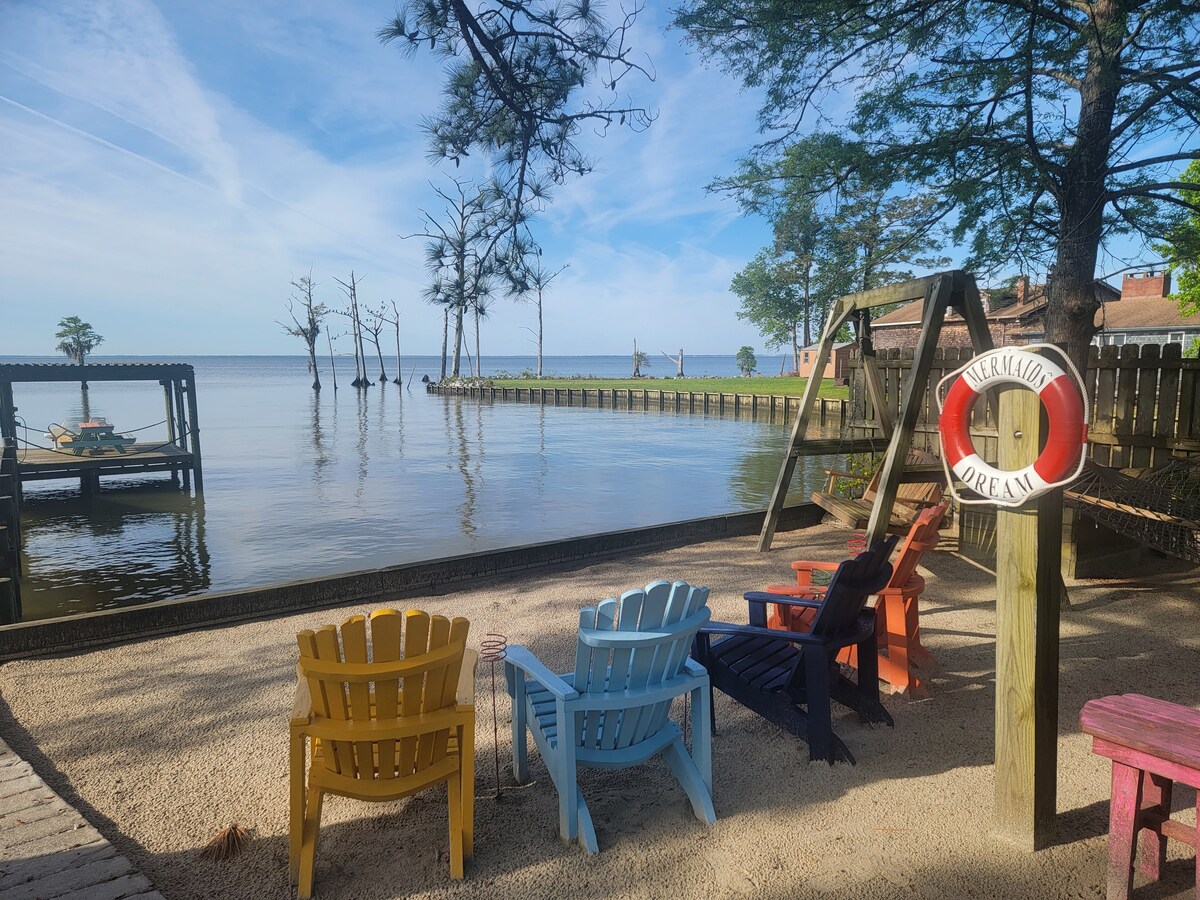 Waterfront Apartment with Private Beach, Sleeps 7+