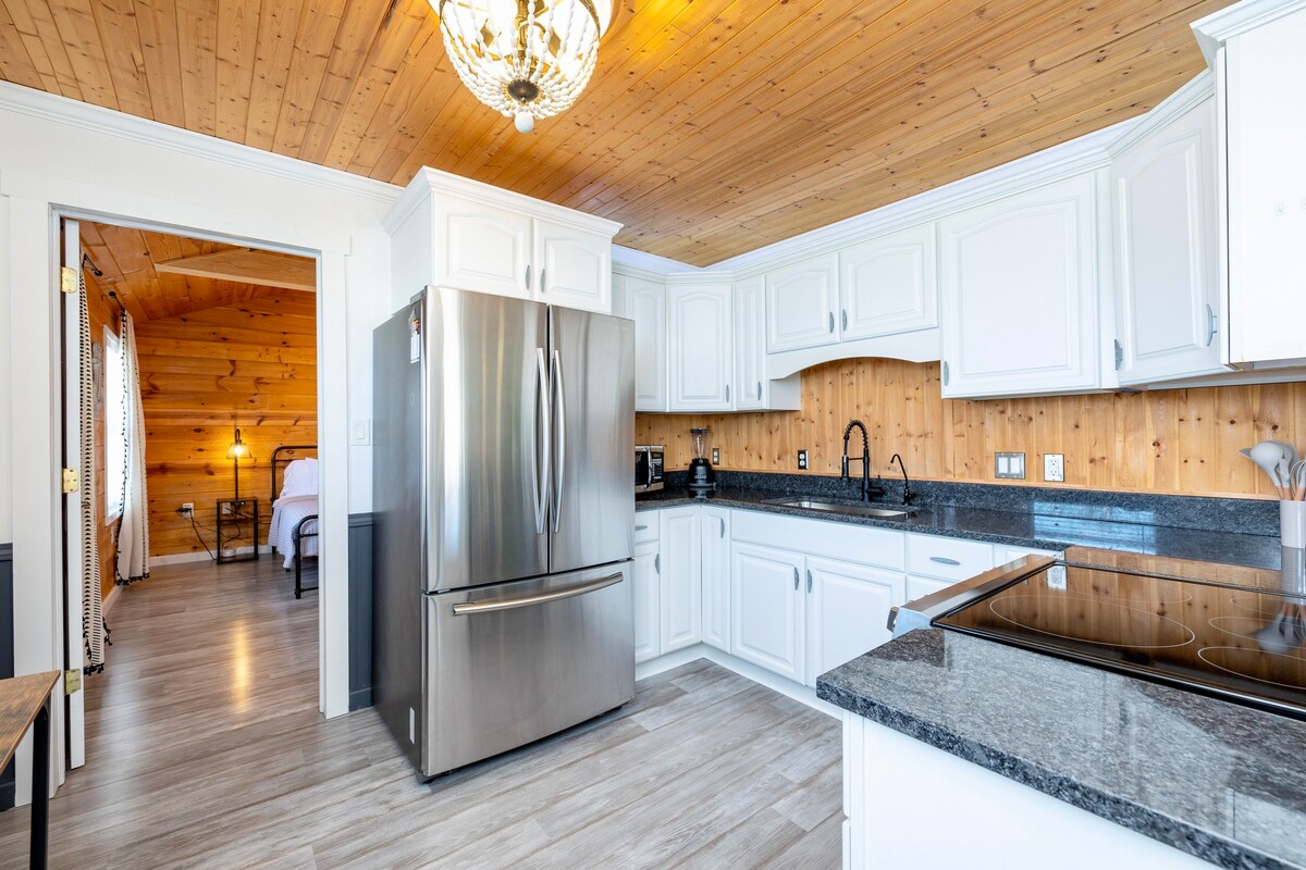 Shawnee Island Cottage + Pool Table!