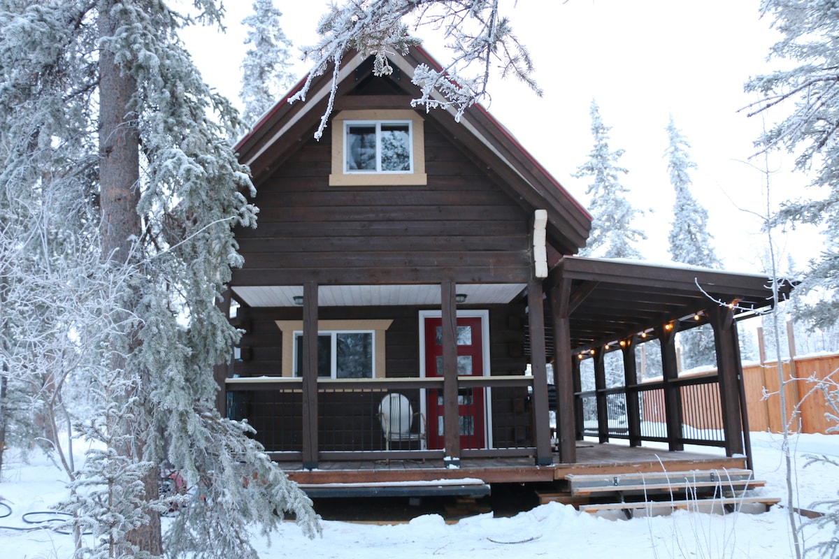 白马湖（ Lake Laberge Whitehorse ）的整间小木屋