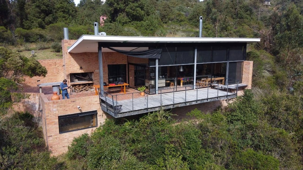 Casa en la montaña con vista al lago