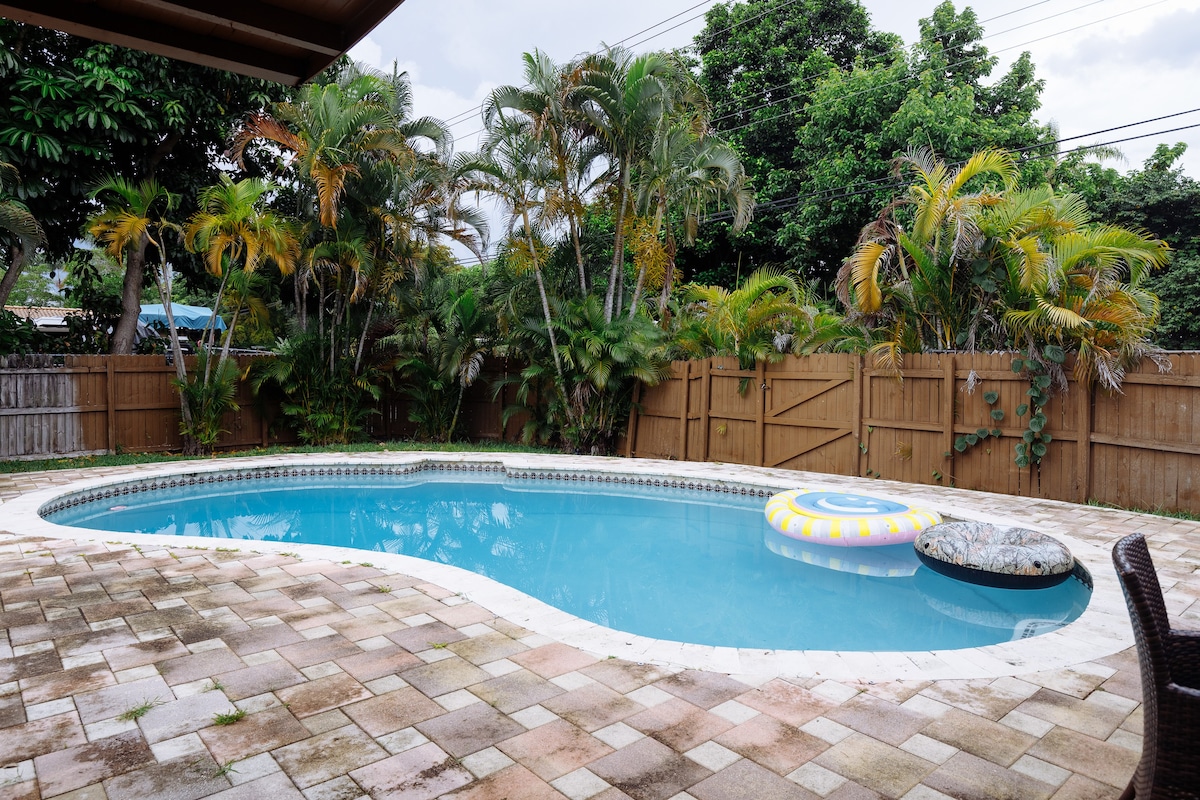 Pool and Hot tub Villa! 10 Min to Beach