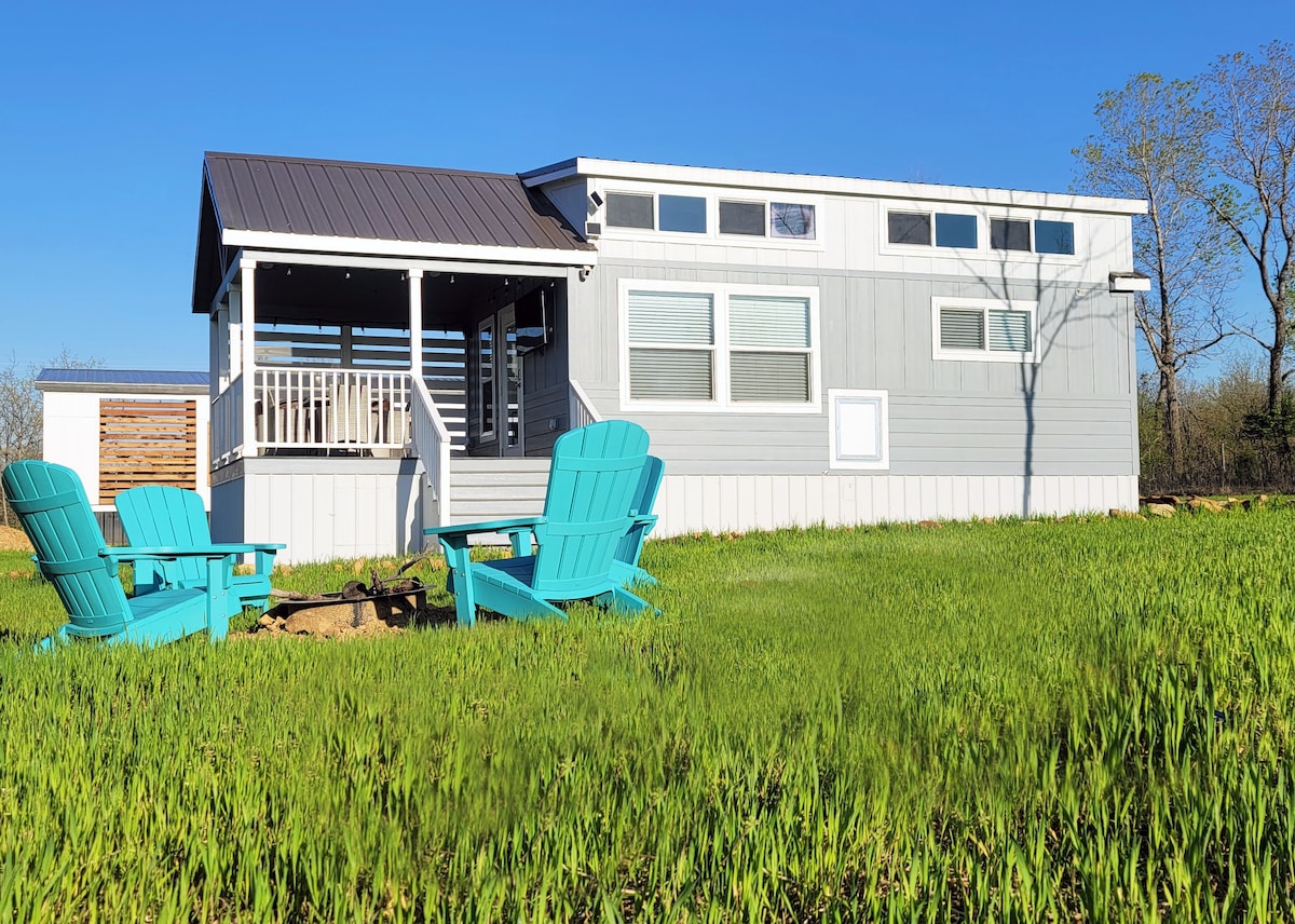 Tiny Grey: Luxury Lake Home w/ Private Hot Tub