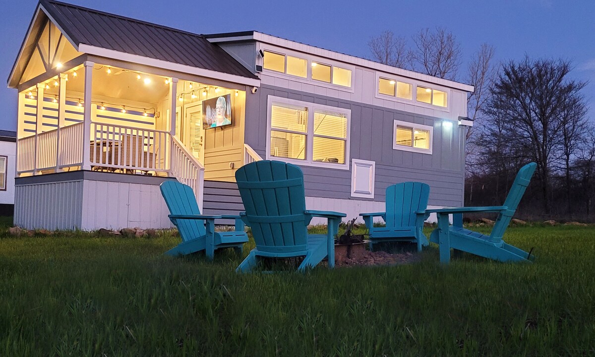 Tiny Grey: Luxury Lake Home w/ Private Hot Tub