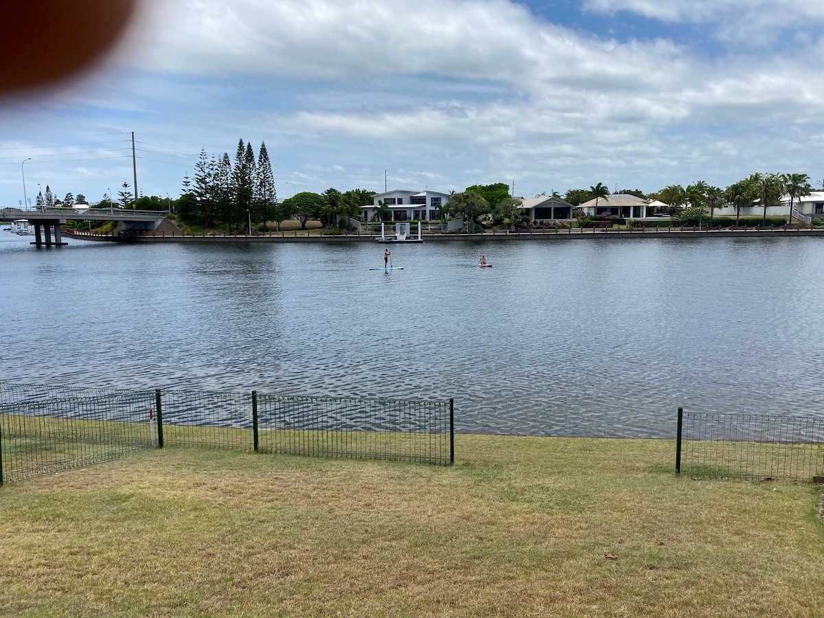 川名湖（ Kawana Lake ）距离阳光海岸体育场（ Sunshine Coast Stadium ） 2公里。