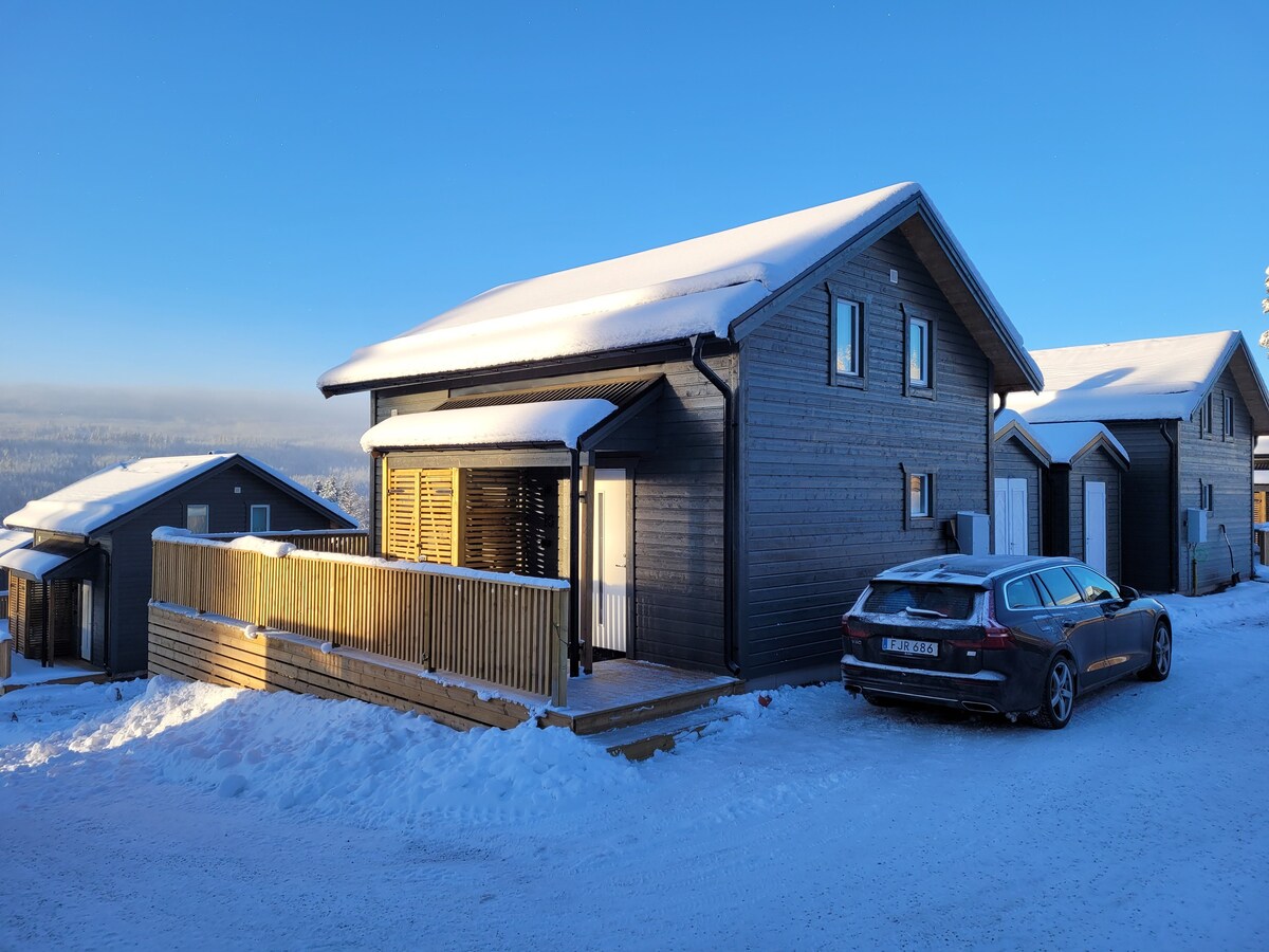 新建的乡村小屋，面向南方阳光明媚，景观不错