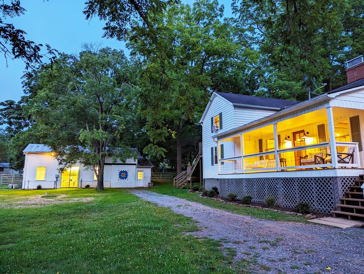 *Cozy Renovated Farmhouse on 16 Acres with Trails*