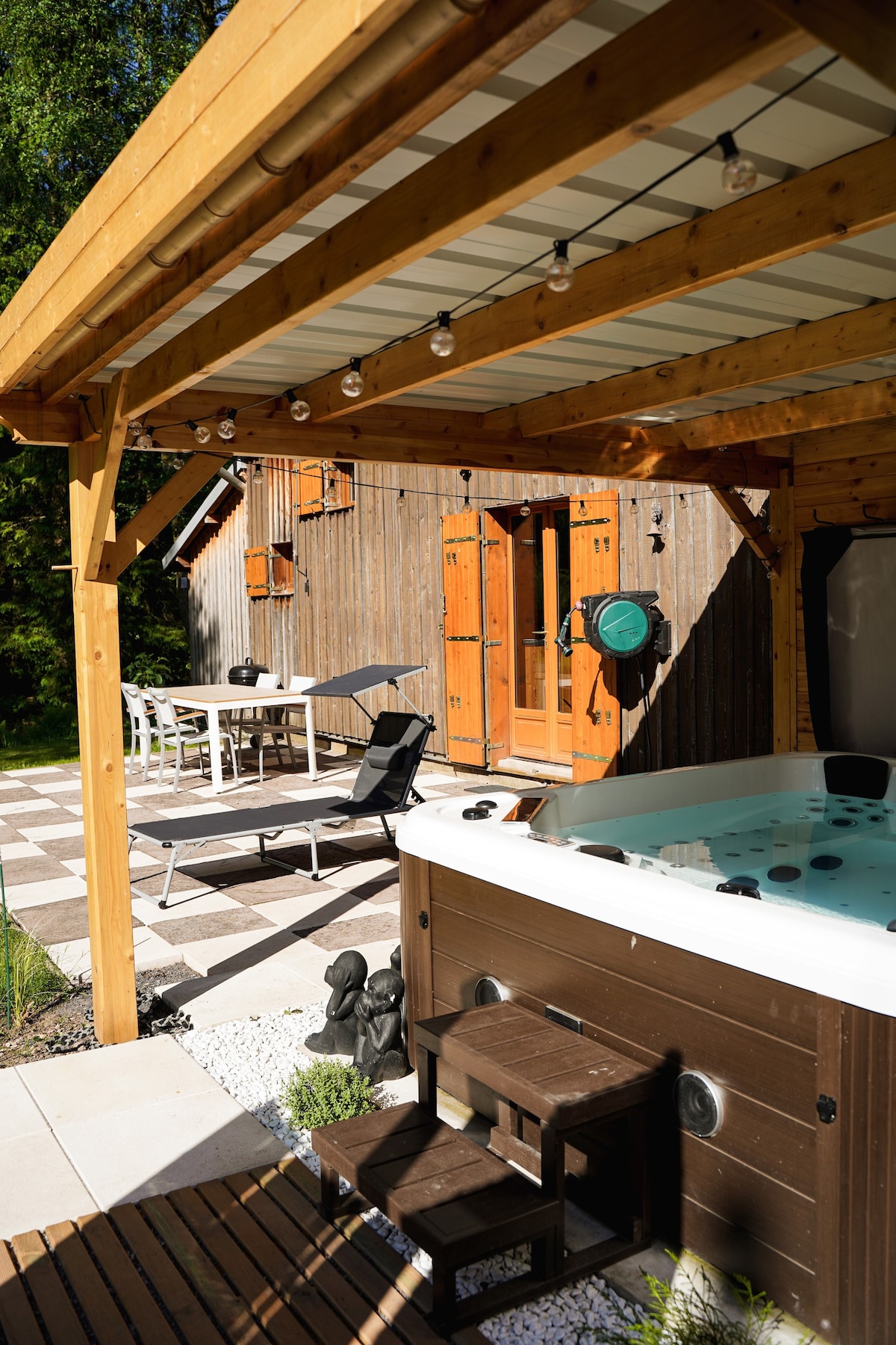 L 'Éscapee Belle ，带泳池水疗的度假木屋，桌上足球桌。