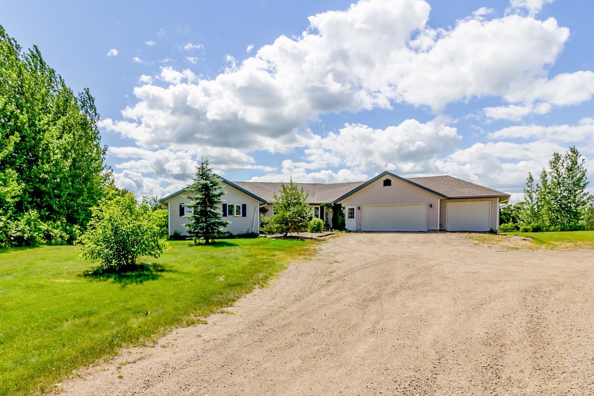 Peaceful living Horse ranch on edge of Brandon